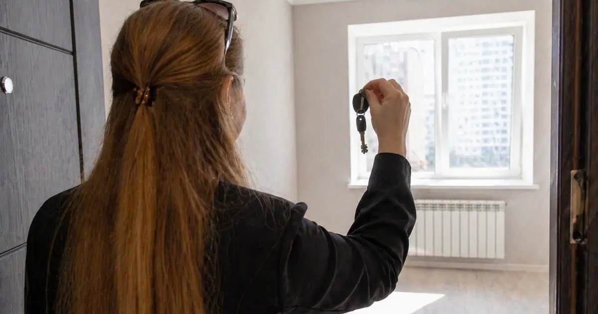 «Он жылда жеткен кезек»: Ақтауда баспанасыз жүрген жетімнің арманы орындалды