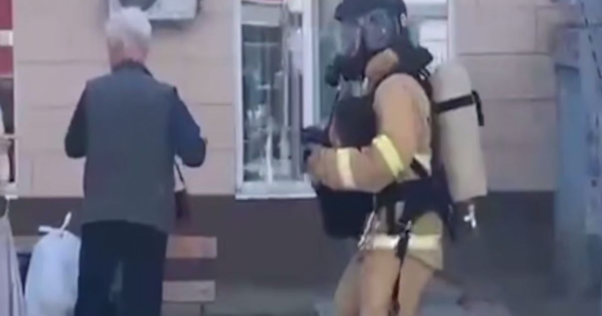 Атырауда көпқабатты үйдің балконы өртеніп, 6 жастағы бала құтқарылды