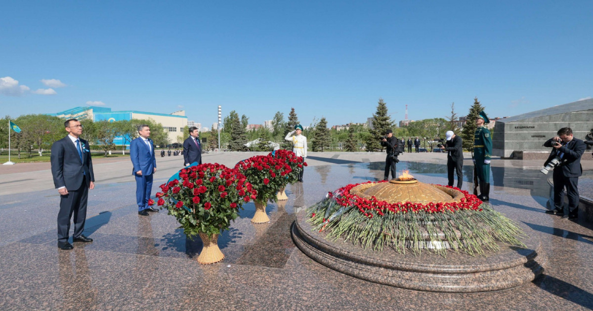 Олжас Бектенов, Мәулен Әшімбаев және Ерлан Қошанов соғыс жылдарында құрбан болғандарды еске алды