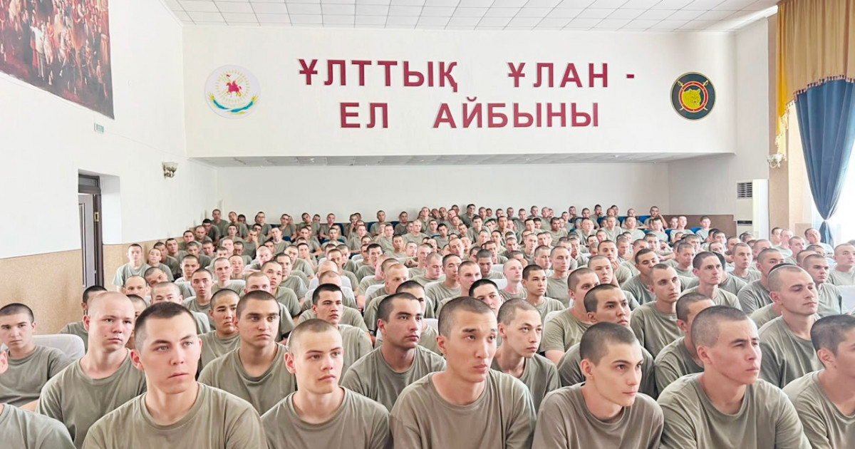Генерал-майор Ерсайын Рүстемханов жас жауынгерлермен кездесті