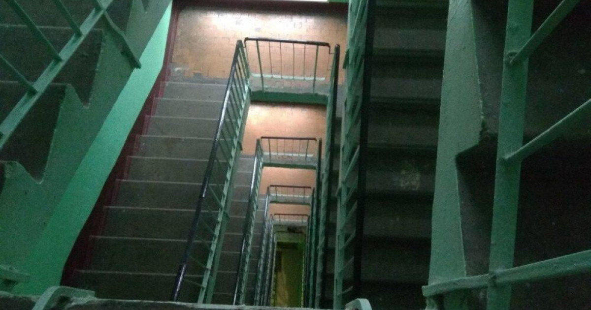 Көкшетауда 7 жастағы бала подъезде баспалдақтың арасына құлап кетті