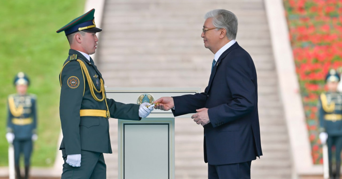 Президент әскери оқу орындарының үздік түлектеріне әскери шен табыстады