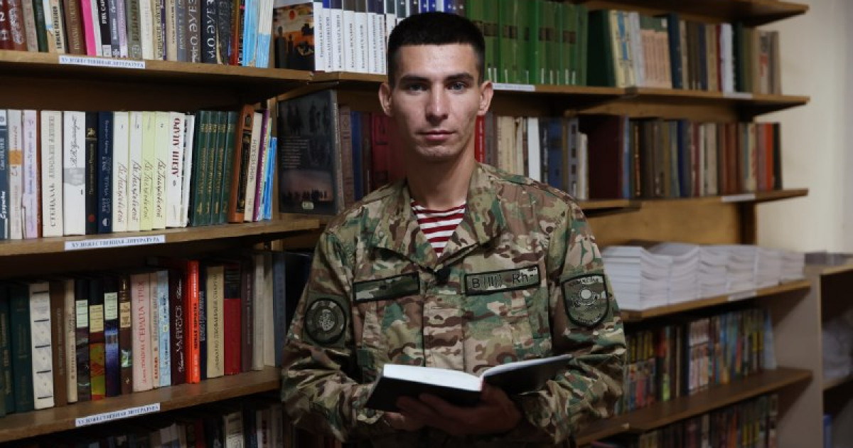 Ұлттық ұлан сарбазы Мұқағали Мақатаевтың өлеңдерін жатқа оқиды