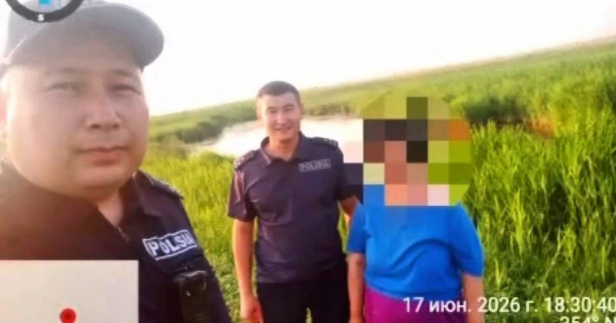 Жалаңаяқ батпақ кешкен полицей жоғалған әйелді құтқарып қалды