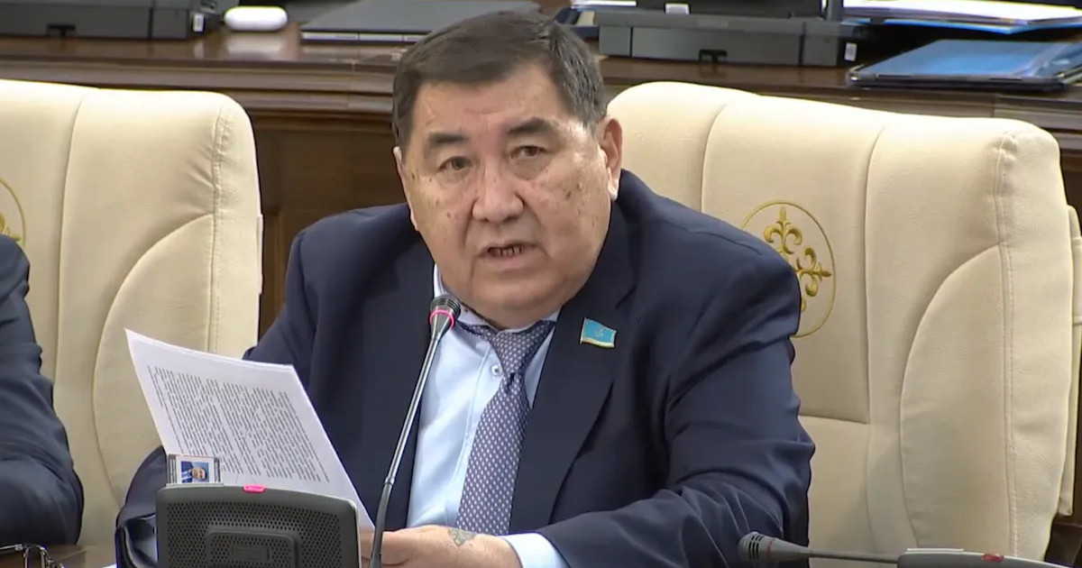 «Біз жылауық халыққа айналмауымыз керек»: Ермұрат Бәпи тарихи жарақат туралы