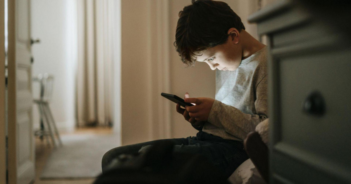 Цифрлық тұзақ: балалар неге интернетке тәуелді?