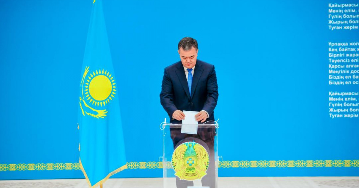 Астана қаласының әкімі Жеңіс Қасымбек Құрылтай сайлауында дауыс берді