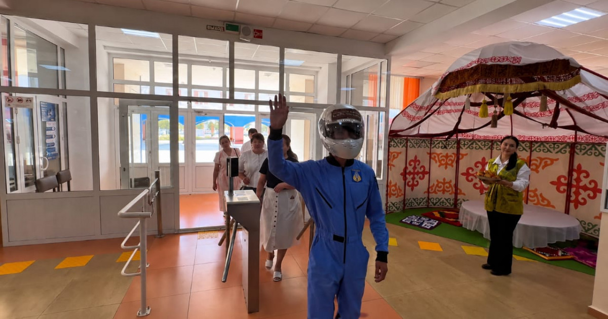 Байқоңырда ғарышкер киіміндегі ерекше сайлаушы өз таңдауын жасады