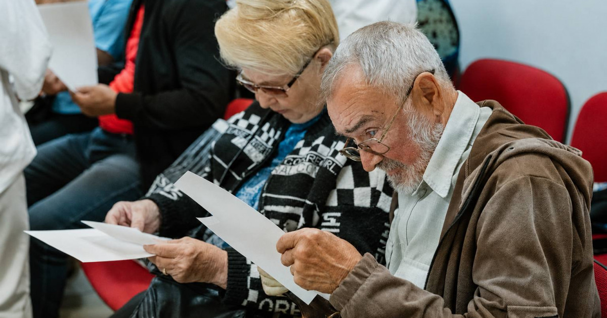 Брайль қарпі, cурдо аударма: «Әділет» партиясы ақпаратты бәріне бірдей қолжетімді ету үшін қандай жағдай жасайды