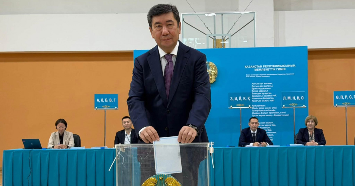 Ерлан Қошанов Қазақстан теміржолы ғимаратындағы сайлау учаскесінде дауыс берді