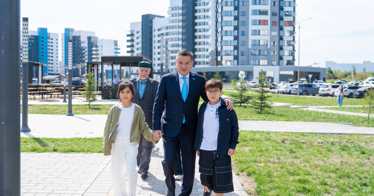 Әке мен бала бірге дауыс берді: ШҚО әкімі сайлау учаскесіне отбасымен келді