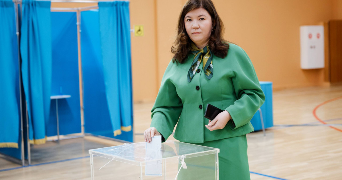 Оқу-ағарту министрі Жұлдыз Сүлейменова Құрылтай сайлауында дауыс берді