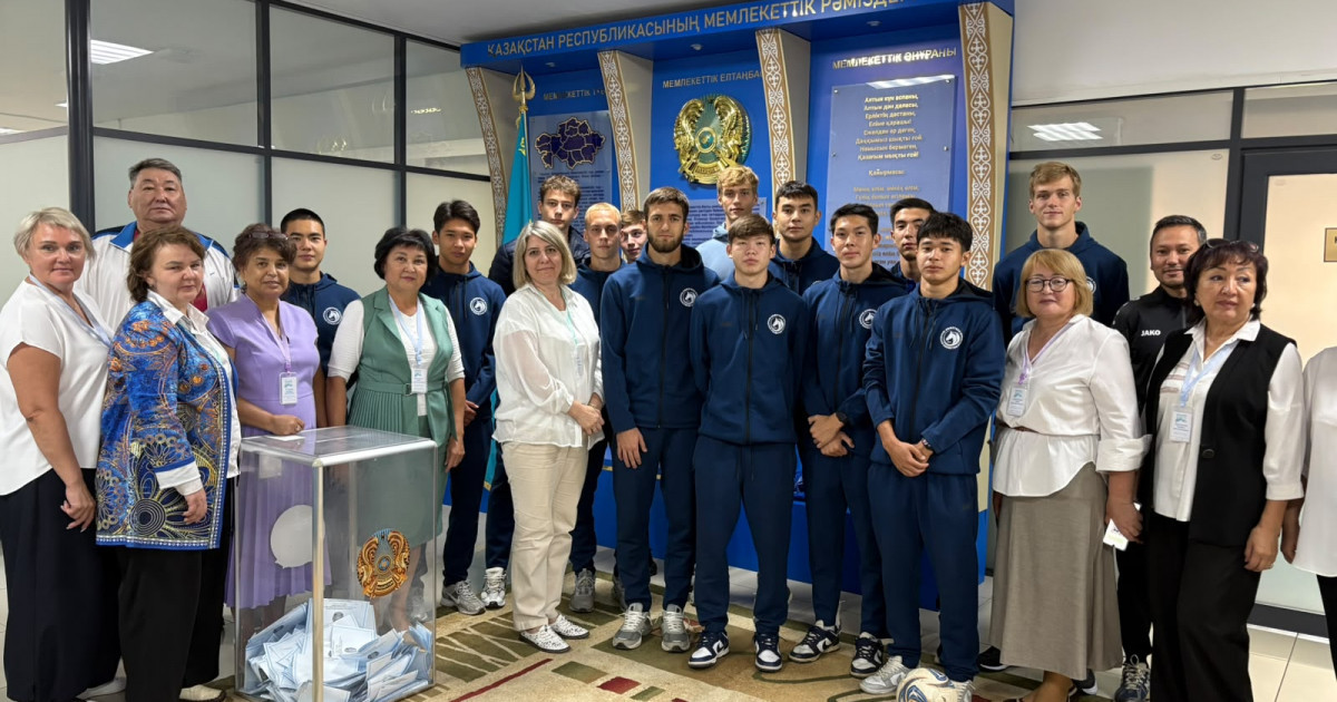«Оқжетпес» футболшылары сайлау учаскесіне команда болып келді