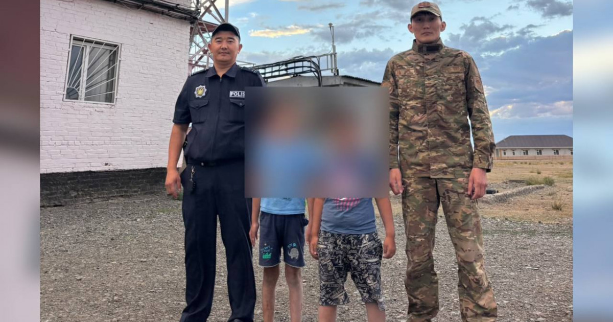 Полицей мен ТЖД қызметкері балаларды құтқарып қалды