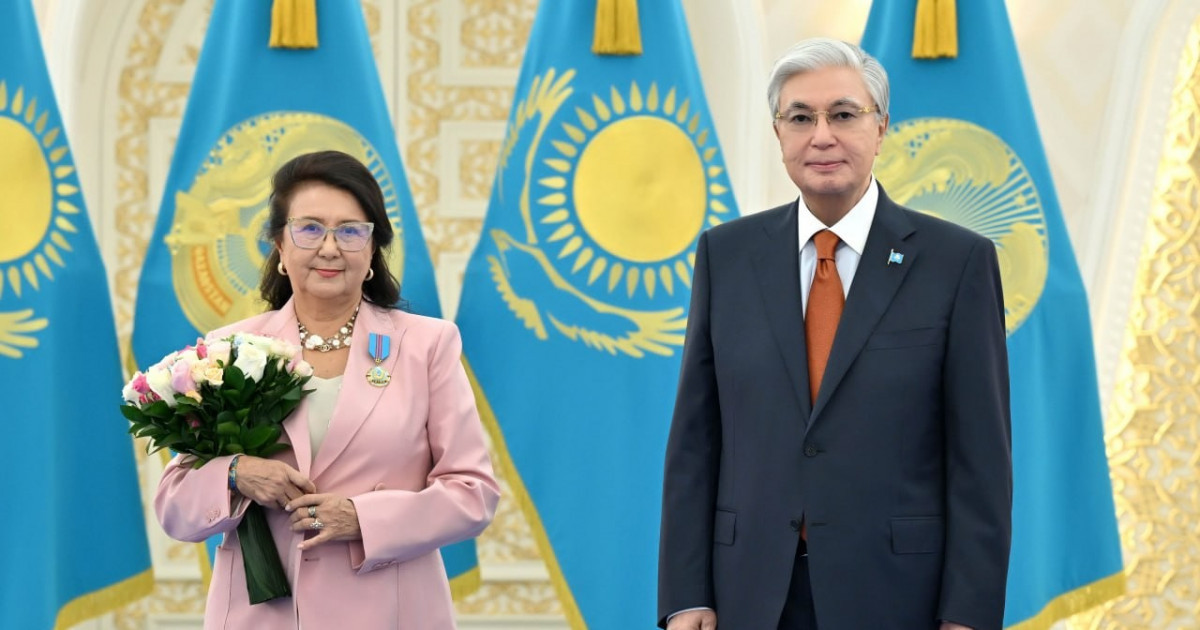 Президент отандық гобелен өнері мектебінің негізін қалаушы Бәтима Зәуірбековаға «Отан» орденін табыстады
