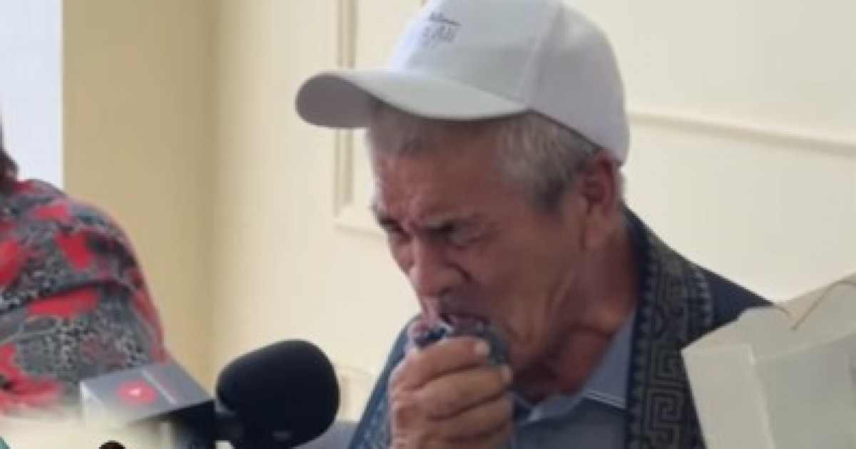 «Жұмысымнан көрмеген жақсылықты халықтан көрдім»: 33 жыл бойы мал баққан қарияға кәсіпкер үй сыйлады (видео)