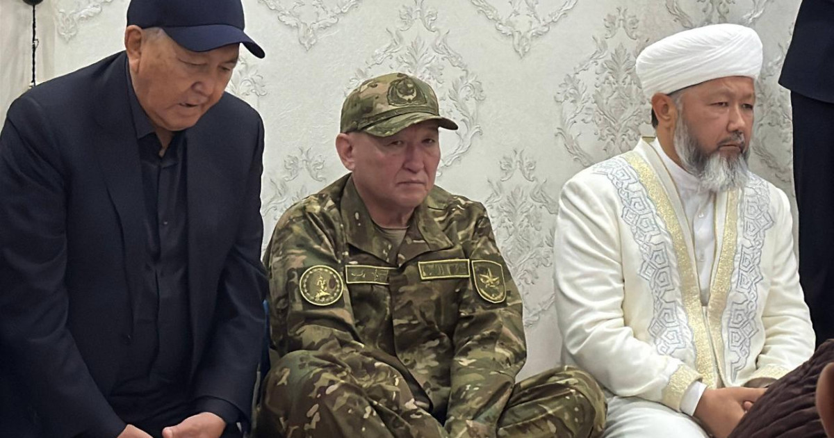 Қорғаныс министрі қаза болған әскери қызметшілердің отбасыларымен кездесті