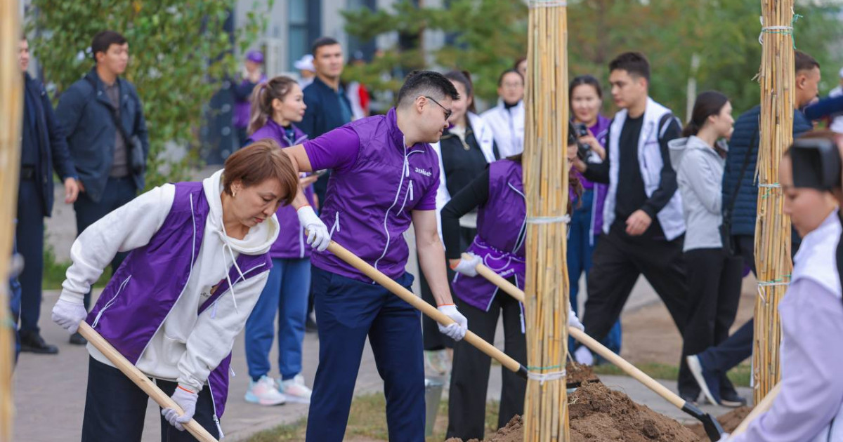 «Таза Қазақстан»: Астанада «Әділет» партиясының өкілдері жалпықалалық сенбілікке қатысып, ағаш екті
