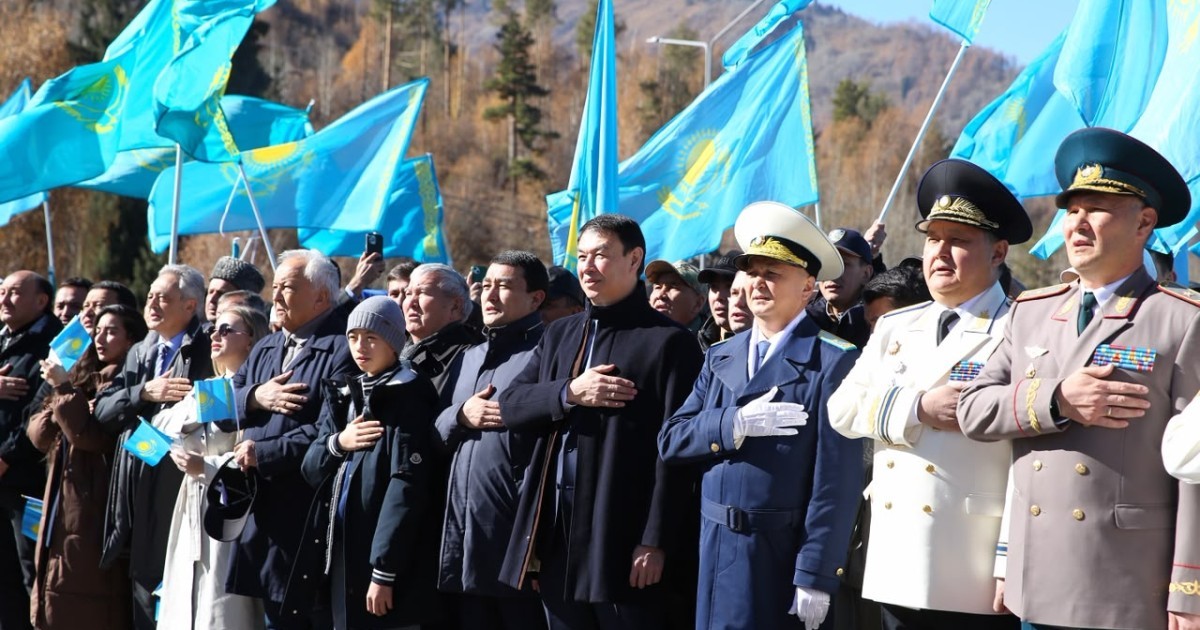 Алматыда Республика күніне орай Мемлекеттік ту көтерілді