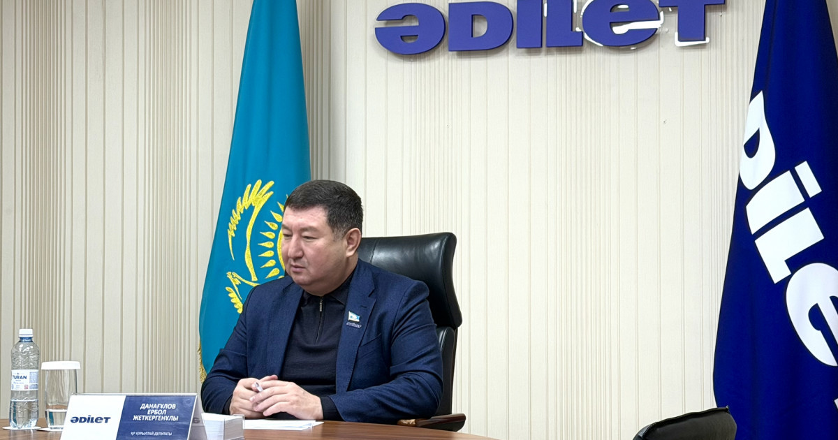 Экология, алаяқтық және ата-анасын іздеу: «Әділет» партиясының депутаты азаматтардың мәселесін тыңдады