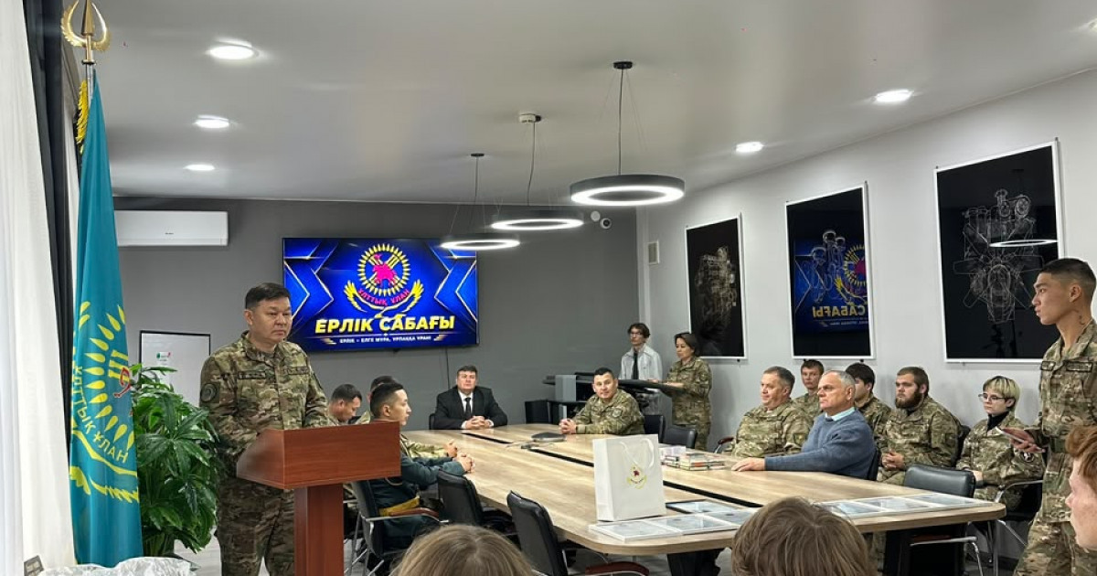 «Орталық» өңірлік қолбасшылығының қолбасшысы жас бүркіттермен кездесті