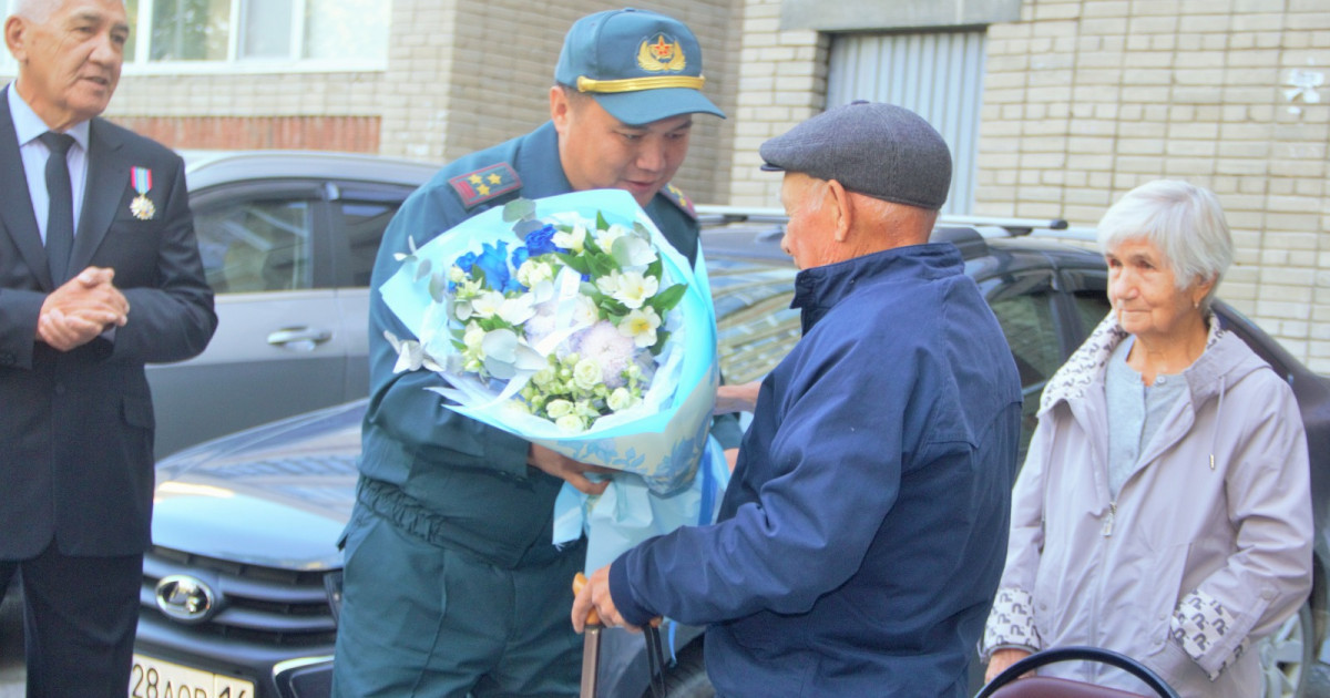 Өскеменде ұландықтар қарттар күніне орай ардагерлерге құрмет көрсетті