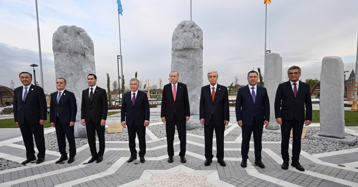 Президент ТМҰ-ға мүше елдер басшыларымен бірге Түркі әлемі аллеясын ашты