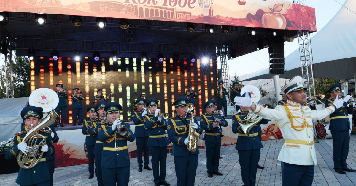 Республика күні қарсаңында Ұлттық ұлан оркестрі Көк-Төбеде өнер көрсетті