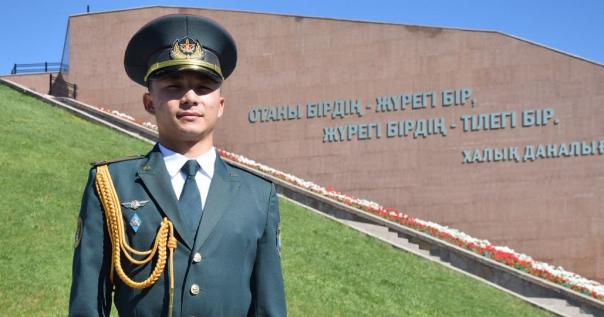 Республика күні: Президент қолынан шен алған Ұлттық ұлан офицері жас сарбаздарды әскери қызметке баулып жүр